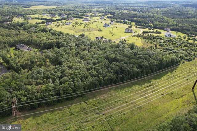 a black and white photo of a room