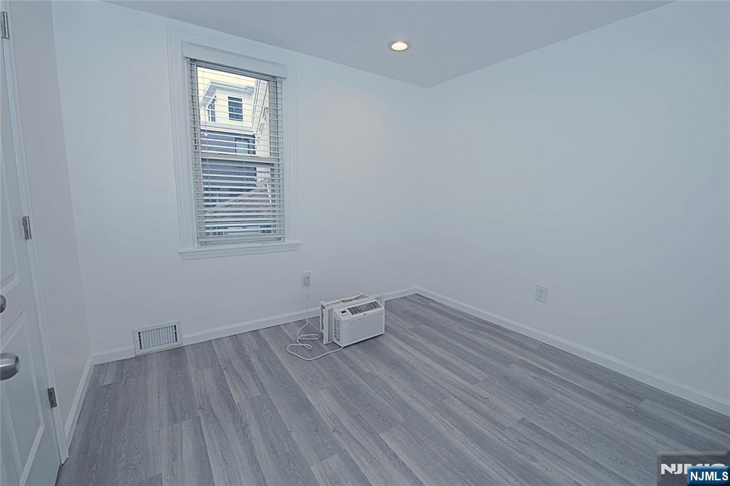 454 Undercliff Avenue Edgewater, NJ 07020 - Photo 10 of 19