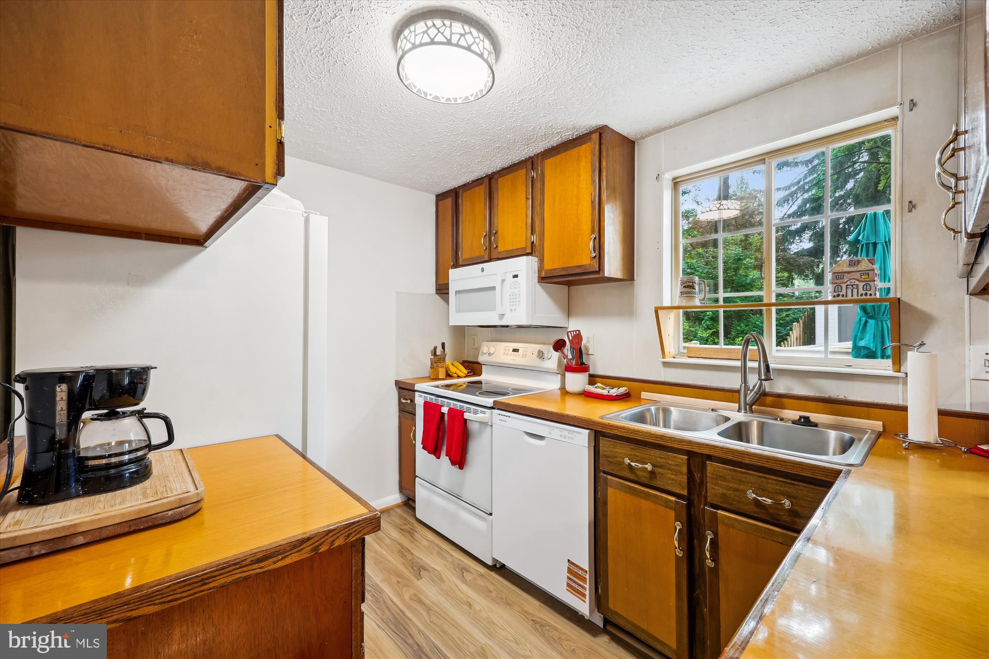 25510 Coltrane Drive Damascus, MD 20872 - Photo 10 of 50 a kitchen with a sink stove and cabinets