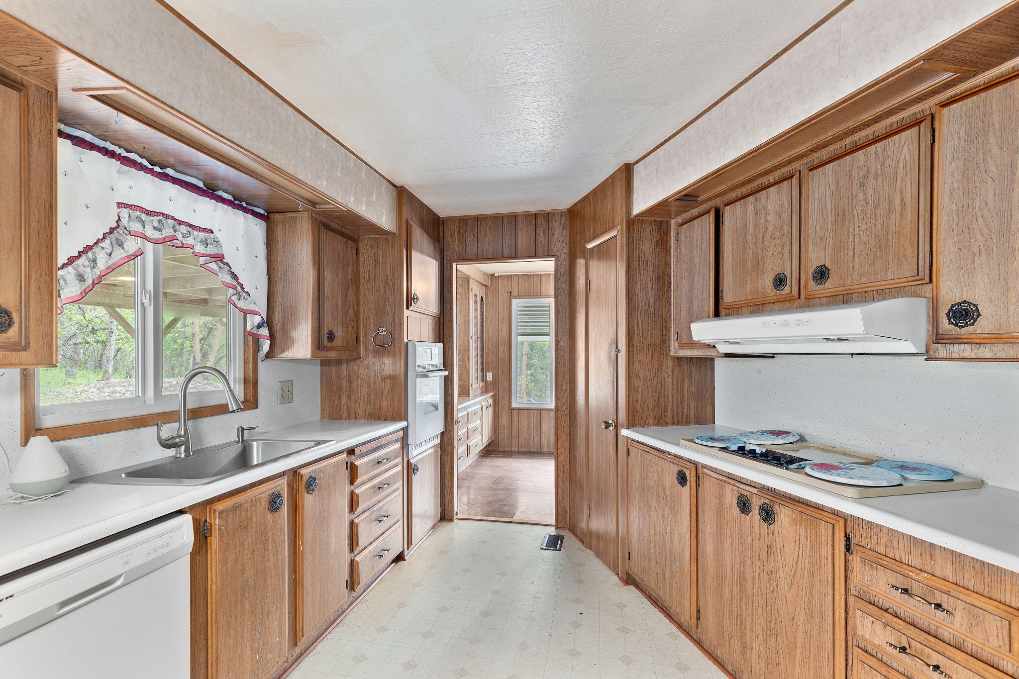 1111 Summit Loop Grants Pass, OR 97527 - Photo 13 of 41 Cook Top and Wall Oven