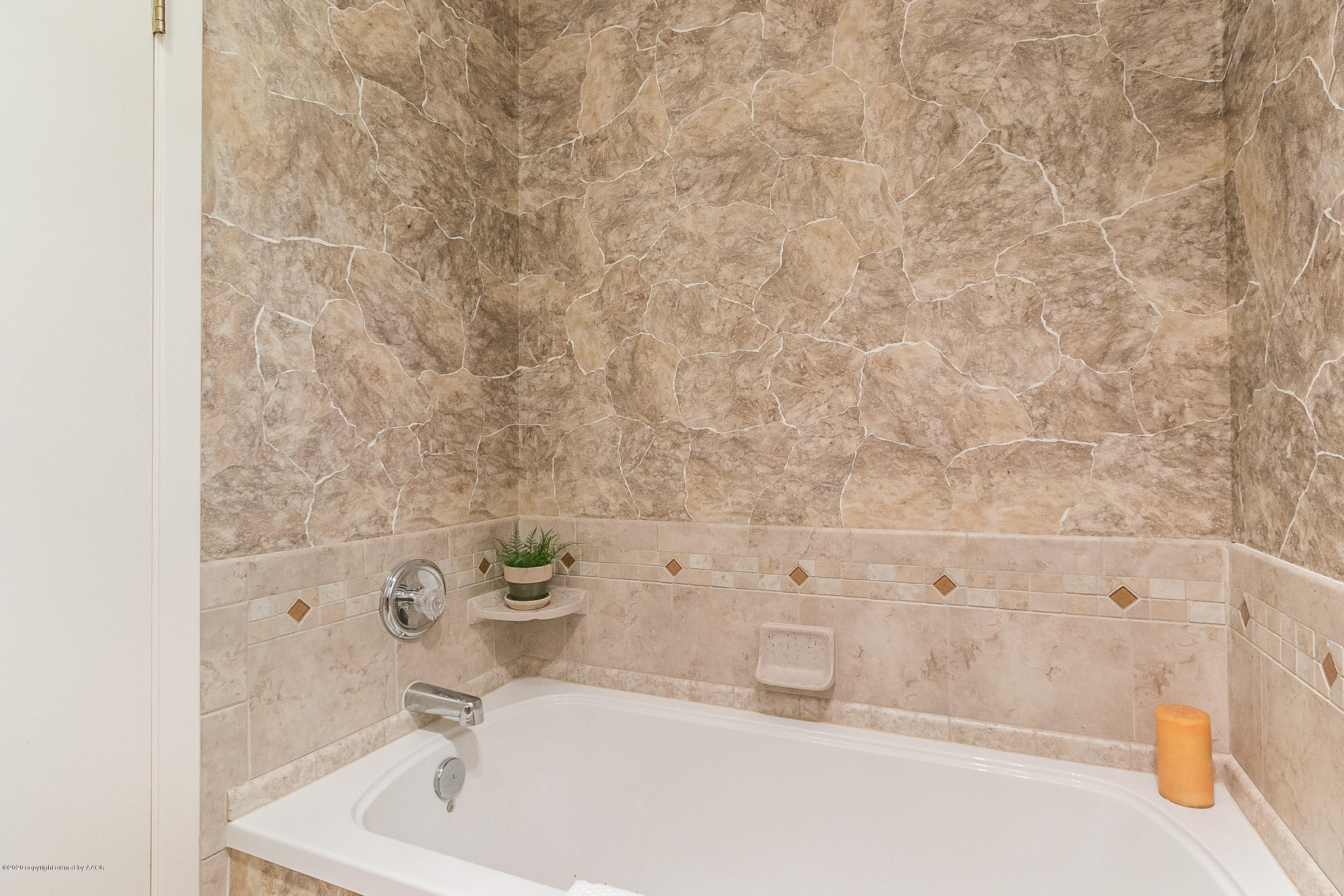 4609 Journey Street Amarillo, TX 79110 - Photo 13 of 30 a bathroom with a bathtub