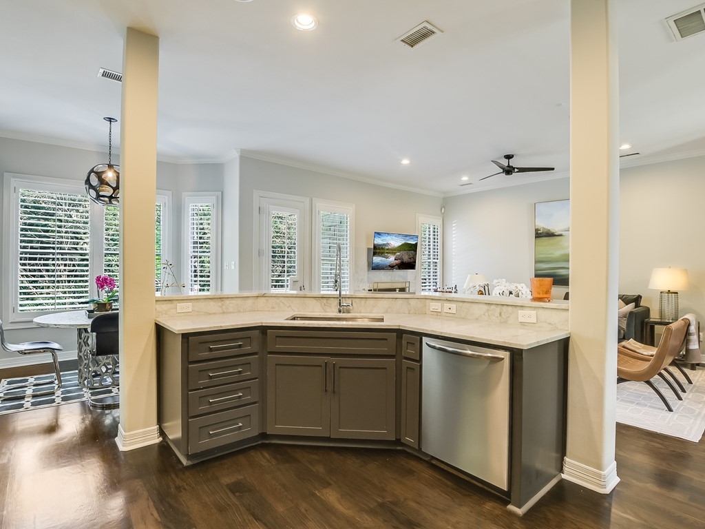 2007 Rue De St Tropez Austin, TX 78746 - Photo 6 of 17