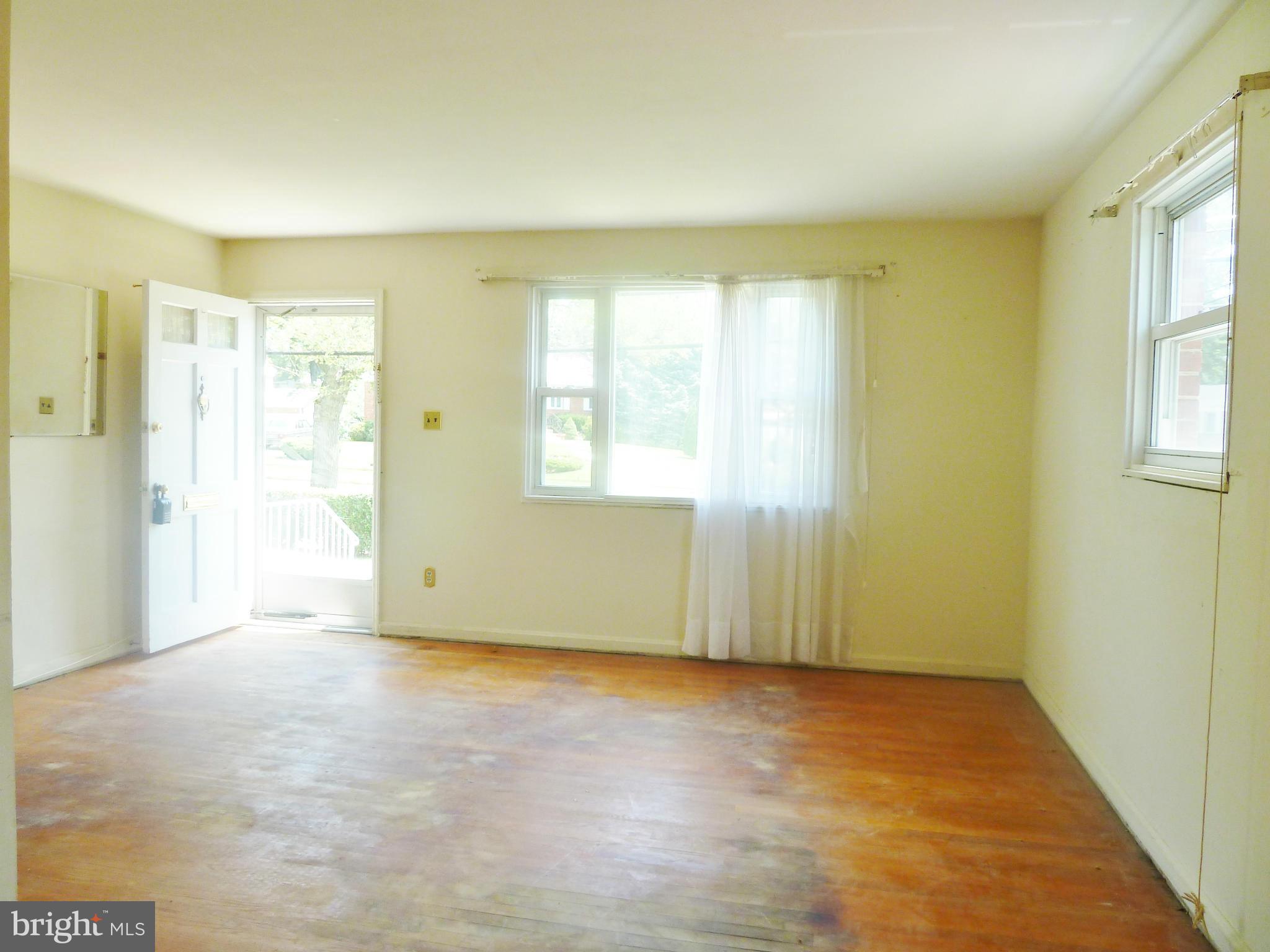 11704 Rocking Horse Road Rockville, MD 20852 - Photo 4 of 16 Living Room