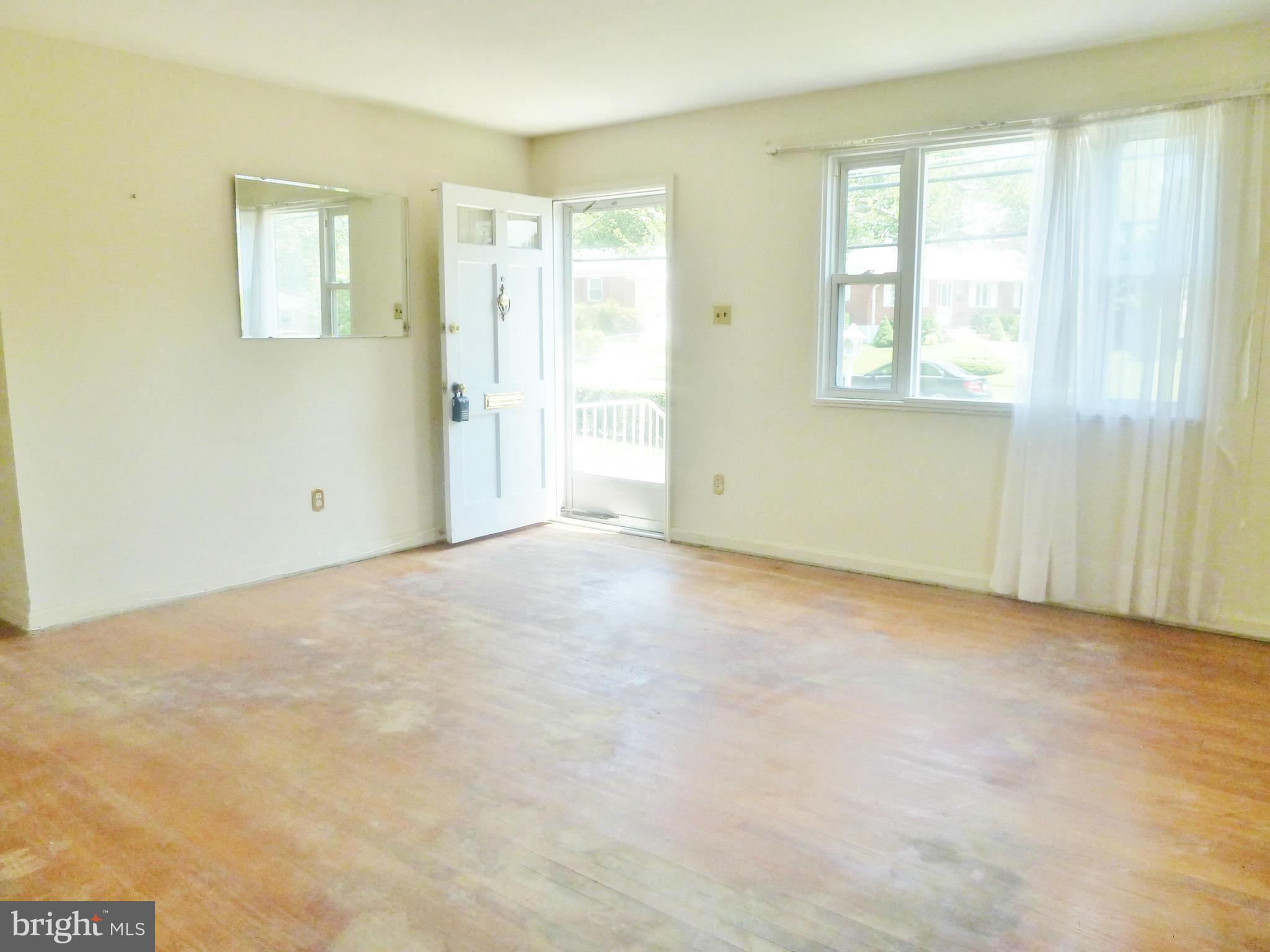 11704 Rocking Horse Road Rockville, MD 20852 - Photo 5 of 16 Living Room