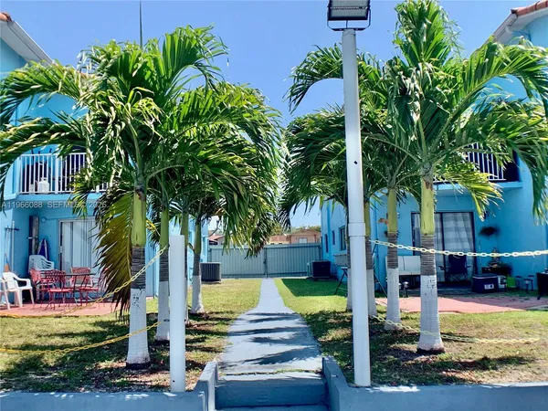 a view of a yard with plants