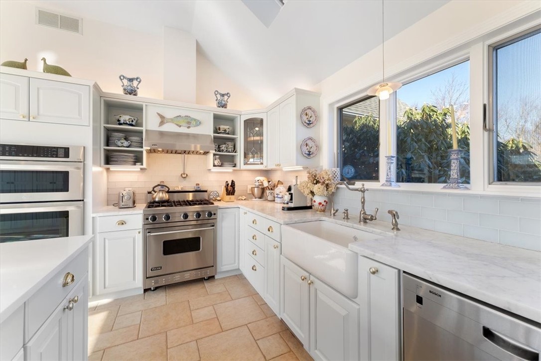 24 Little Harbor Road Tiverton, RI 02878 - Photo 6 of 46 Gallery Image 6
