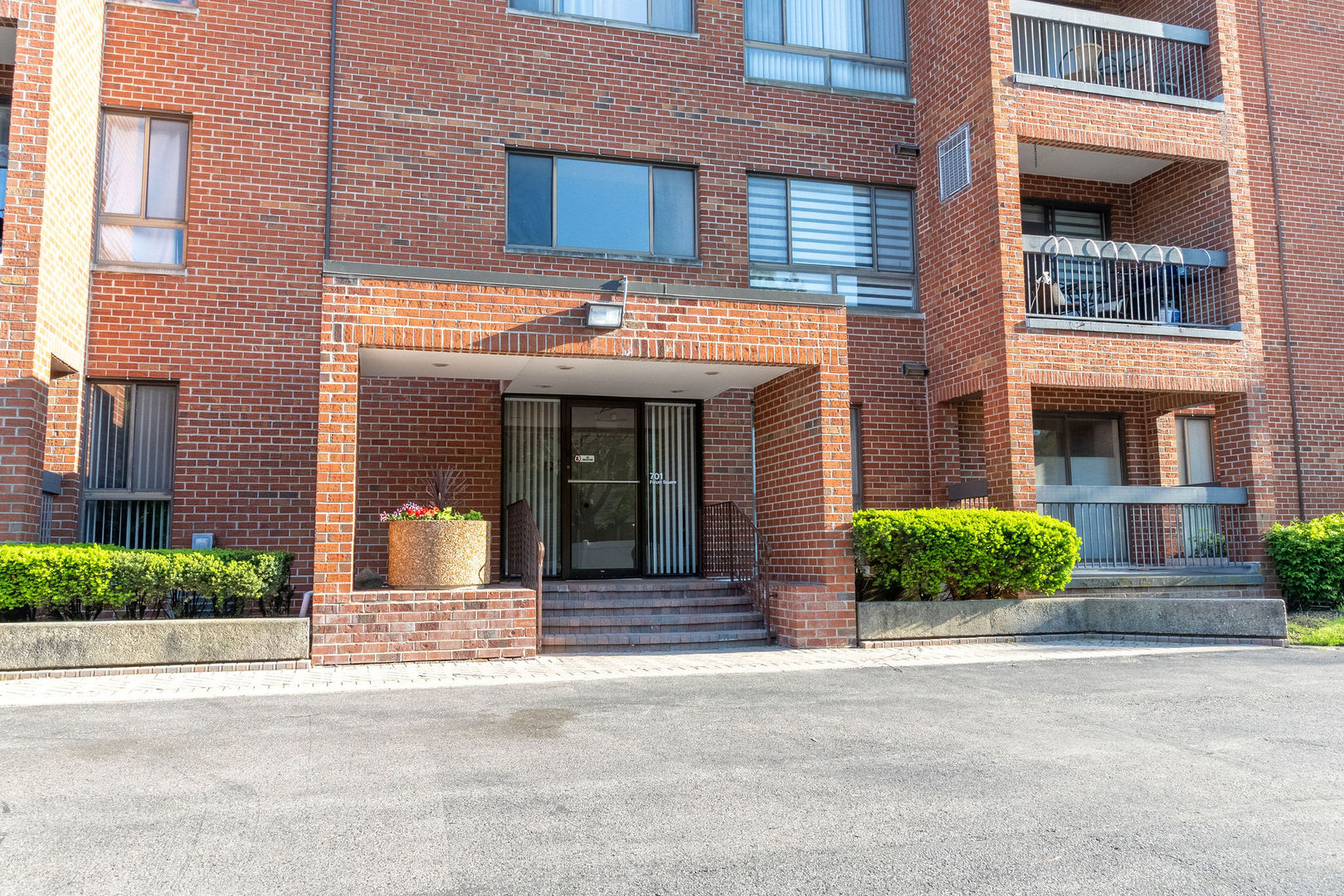 701 Forum Square, Unit 506 Glenview, IL 60025 - Photo 2 of 13 a front view of a brick building