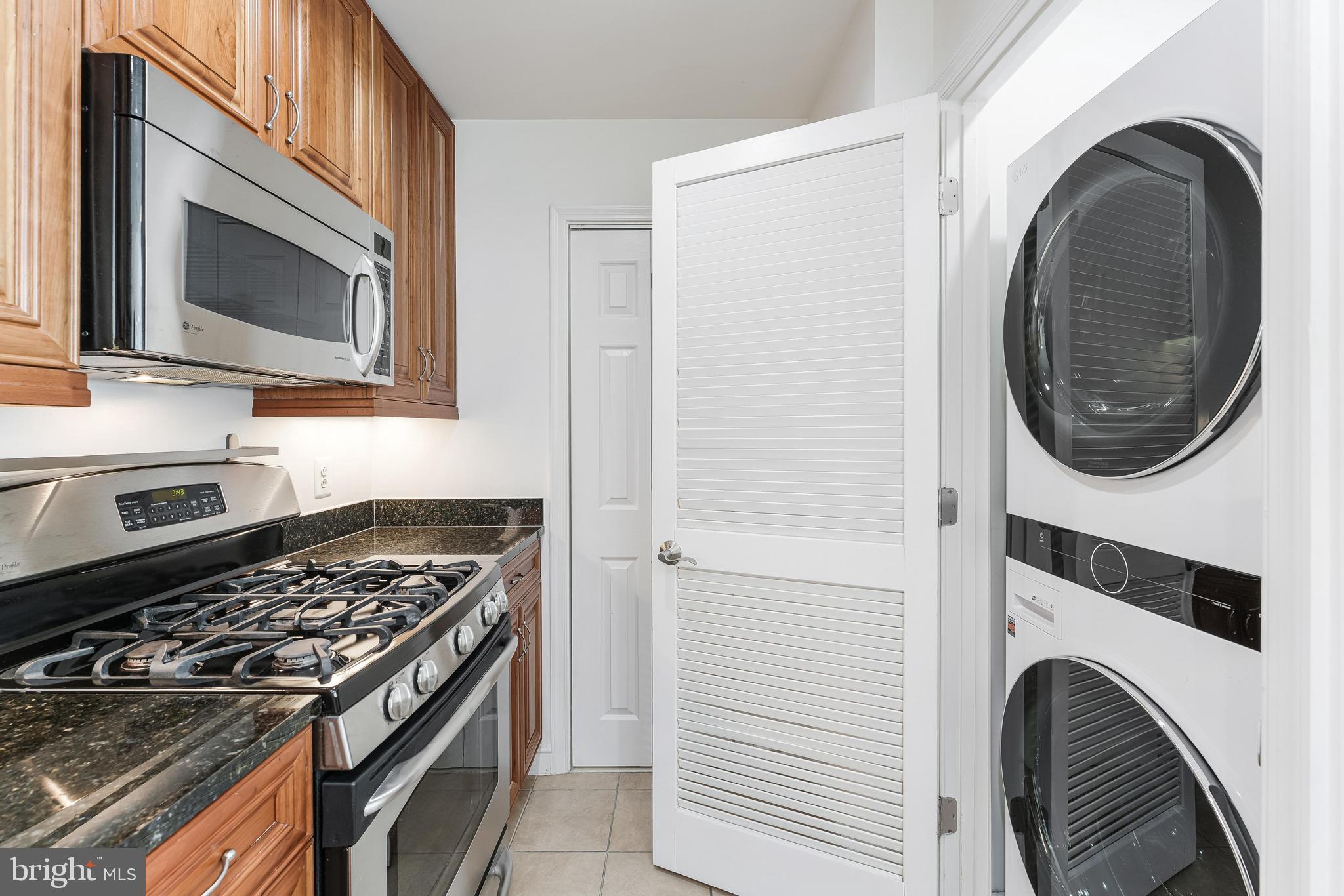 11990 Market Street, Unit 1414 Reston, VA 20190 - Photo 24 of 65 a kitchen with a stove and a microwave