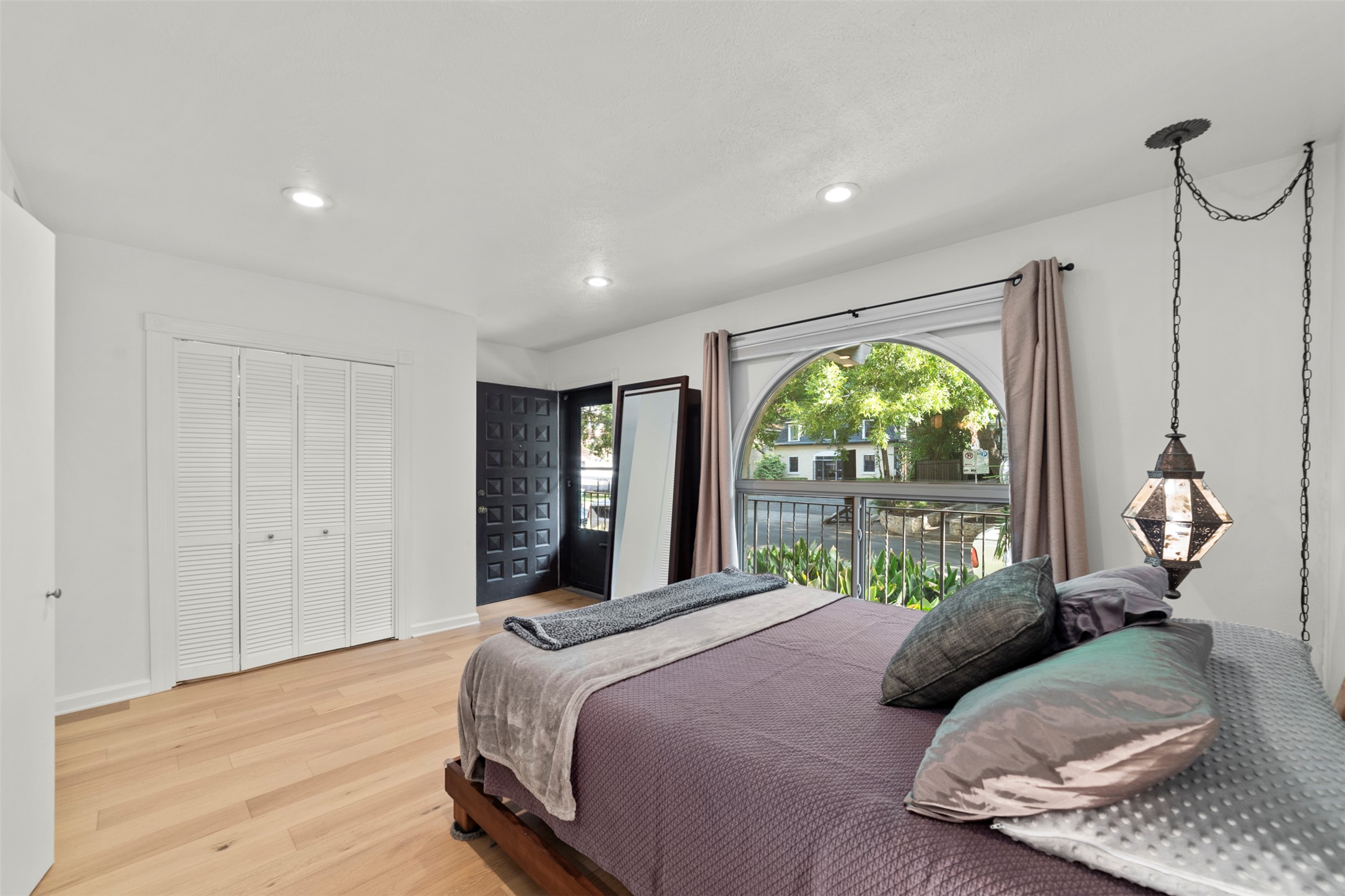 505 West 7th Street, Unit 113 Austin, TX 78701 - Photo 17 of 26 a bedroom with a bed and a large window