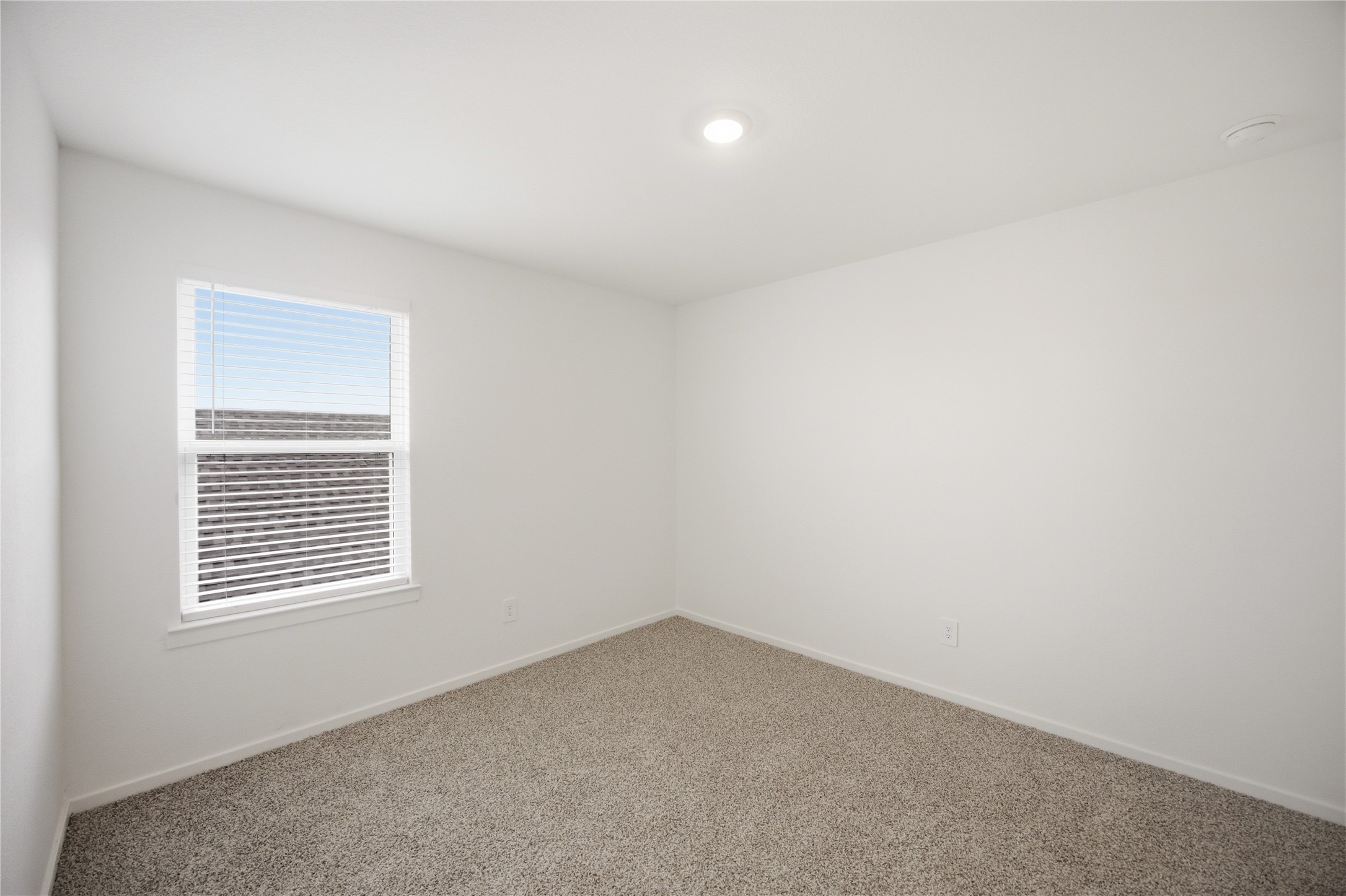7 Robin Court Angleton, TX 77515 - Photo 20 of 27 Additional bedroom — Spacious secondary bedroom with closet.