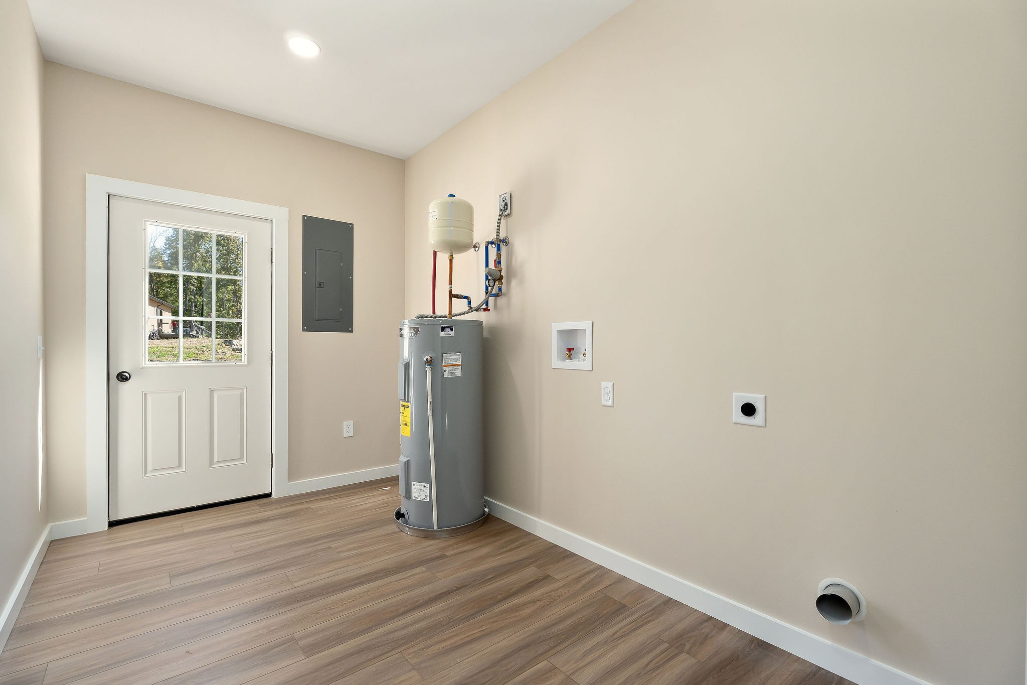 599 Hutchins Bend Road Smithville, TN 37166 - Photo 10 of 36 an empty room with wooden floor and windows