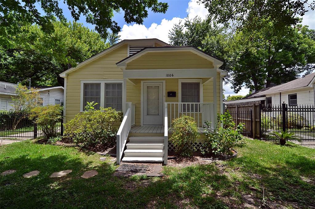 Recently remodeled 2/1/1 cottage with covered front porch in Lindale Park.  Great location, close in and near downtown.