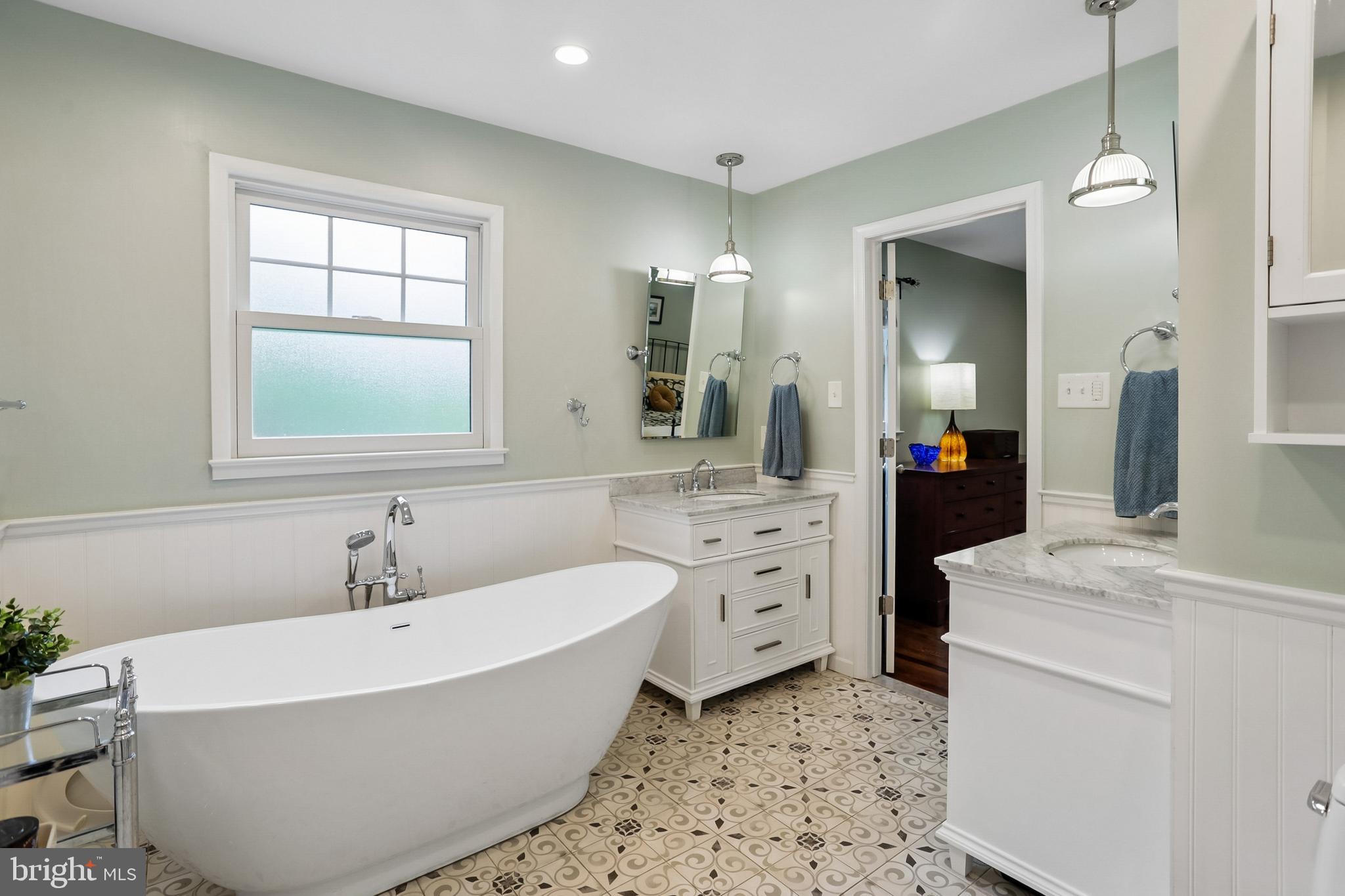 2003 Rampart Drive Alexandria, VA 22308 - Photo 18 of 38 a bathroom with a bathtub sink and mirror