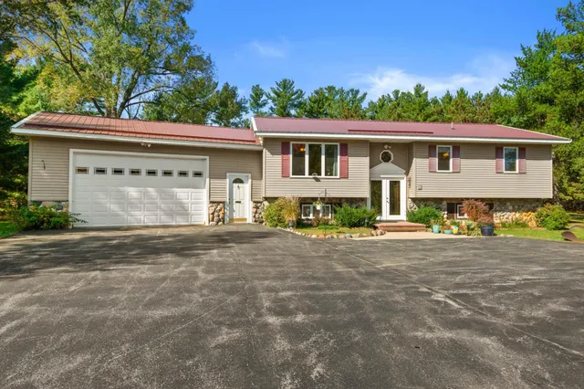 $349,900 | 859 6th Avenue, Hancock, WI 54943