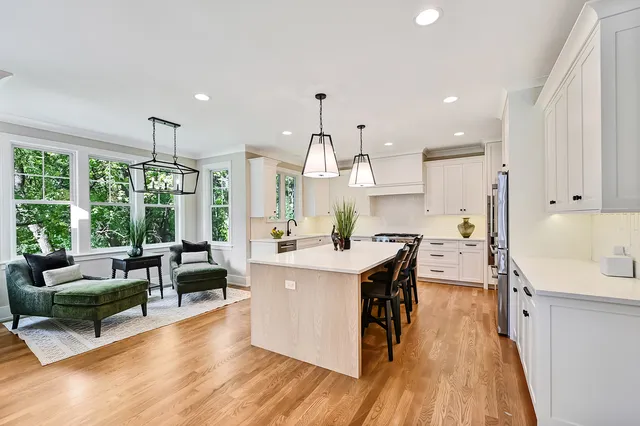 $1,625,000 | 6200 Clarendon Hills Road, Willowbrook, IL 60527