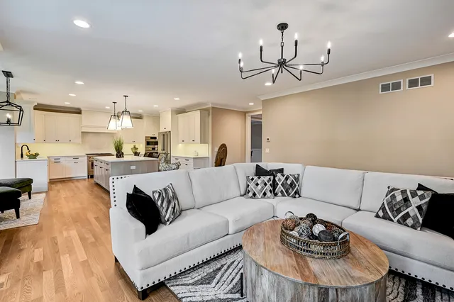 $1,625,000 | 6200 Clarendon Hills Road, Willowbrook, IL 60527