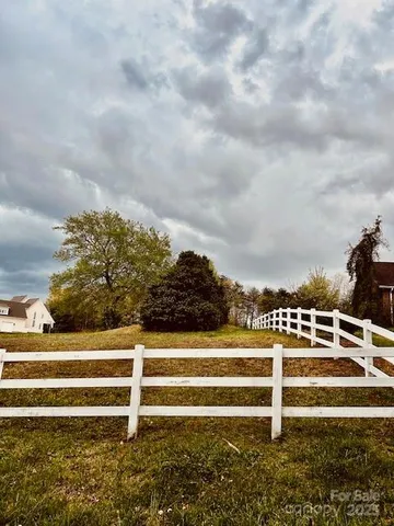 a view of a yard in front of a house