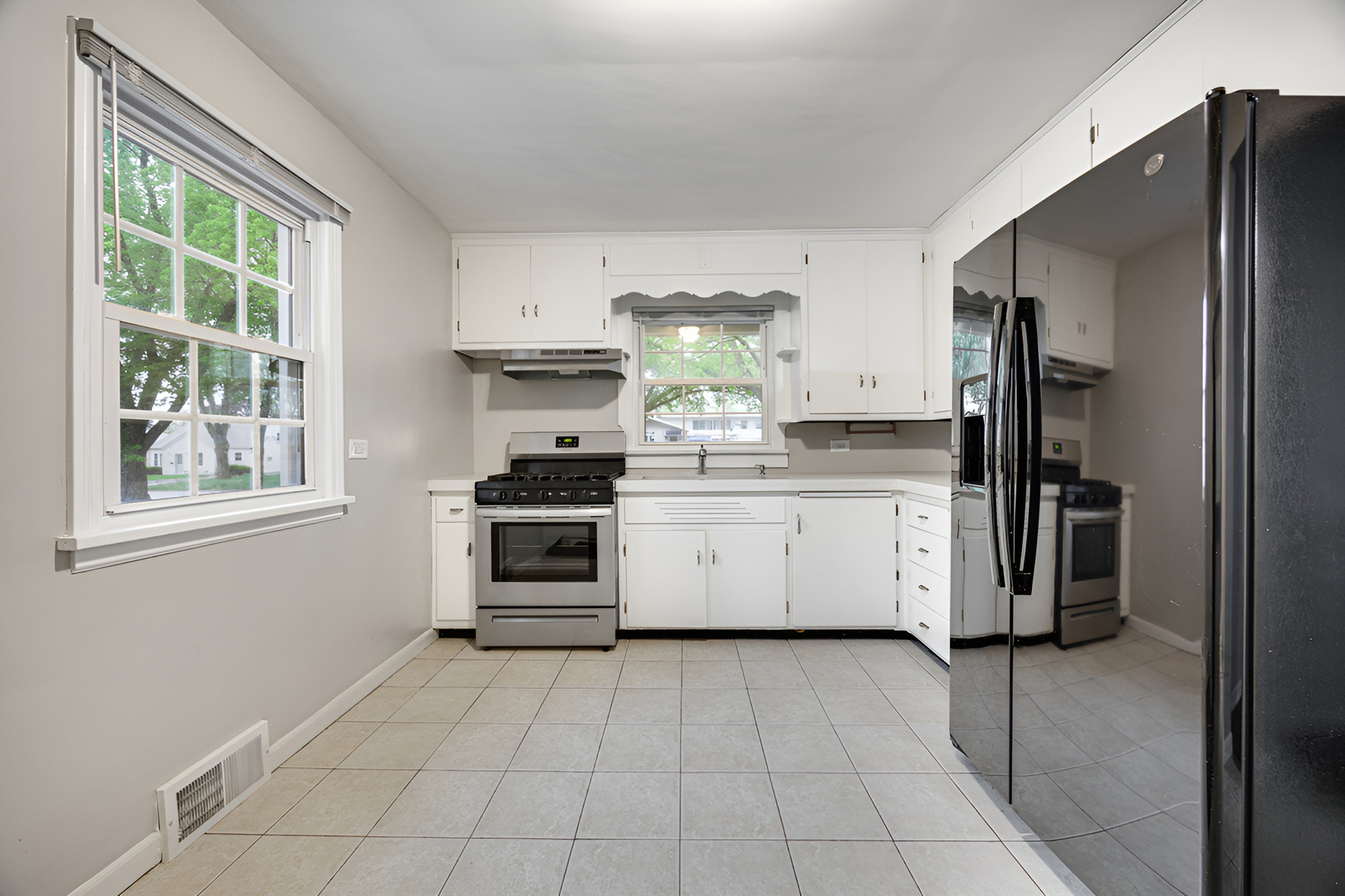 25 North Iowa Avenue Addison, IL 60101 - Photo 8 of 24