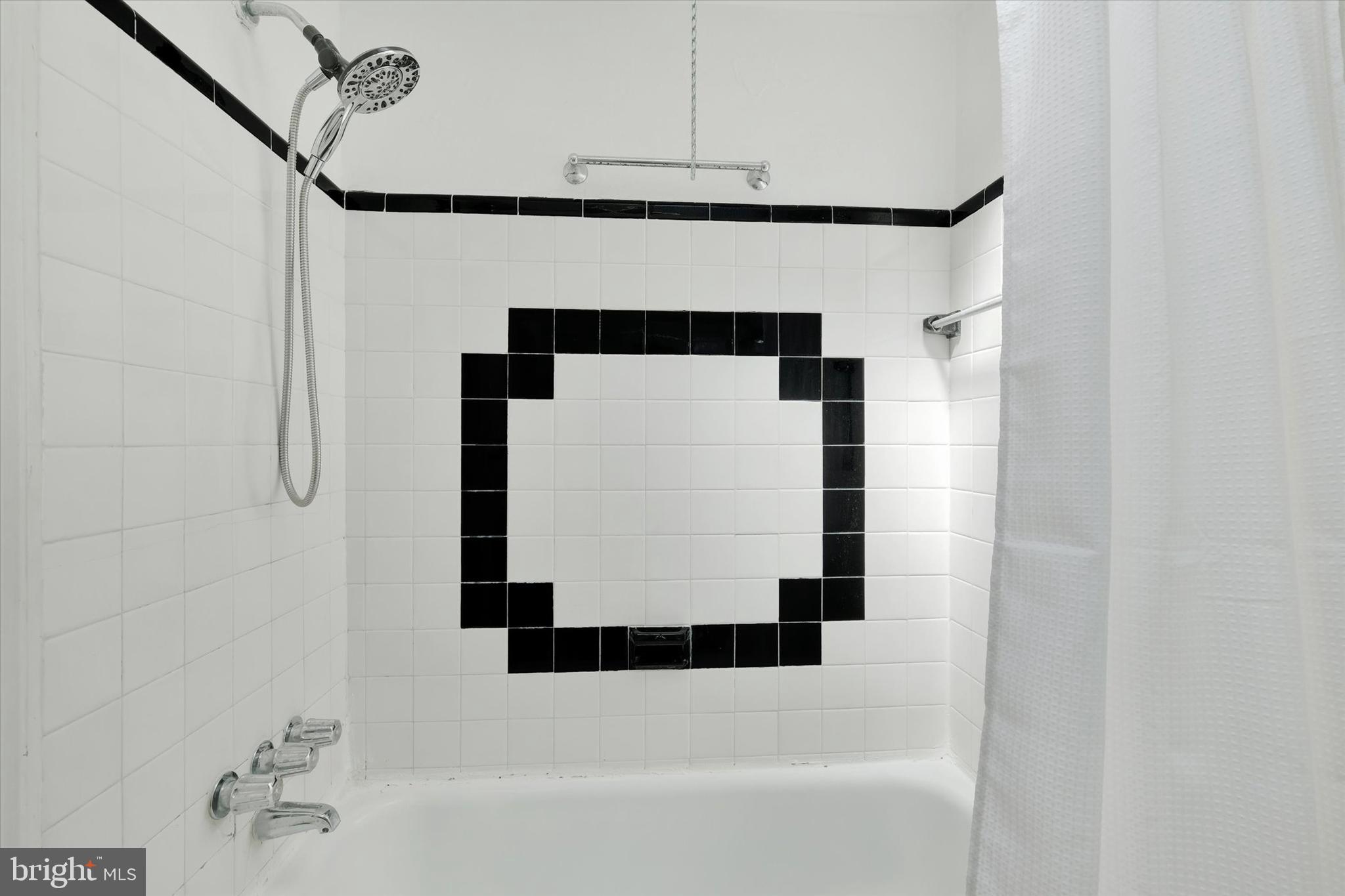 7508 Brockton Road Philadelphia, PA 19151 - Photo 19 of 28 Full Bathroom