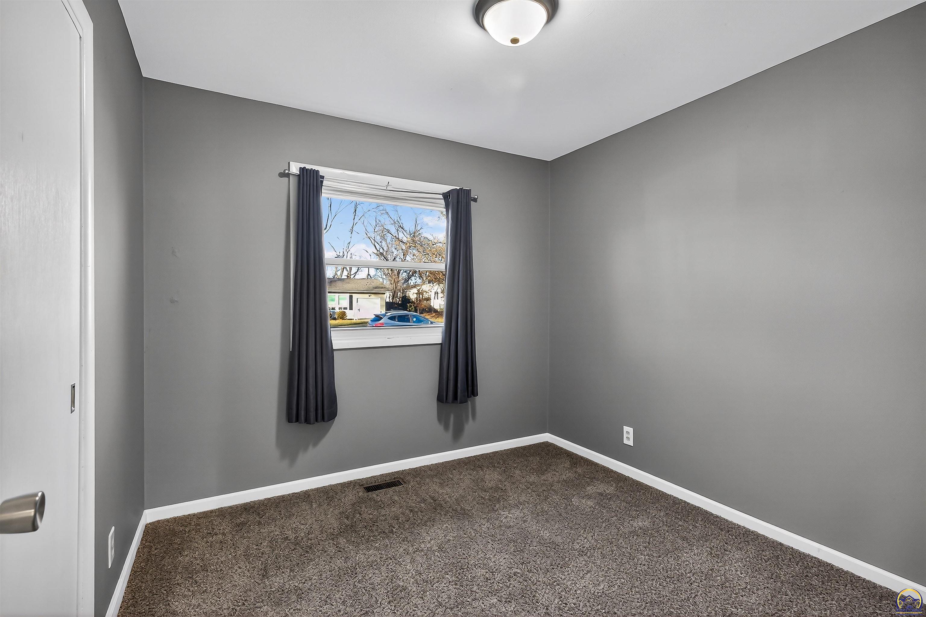 5631 Southwest 17th Terrace Topeka, KS 66604 - Photo 14 of 19