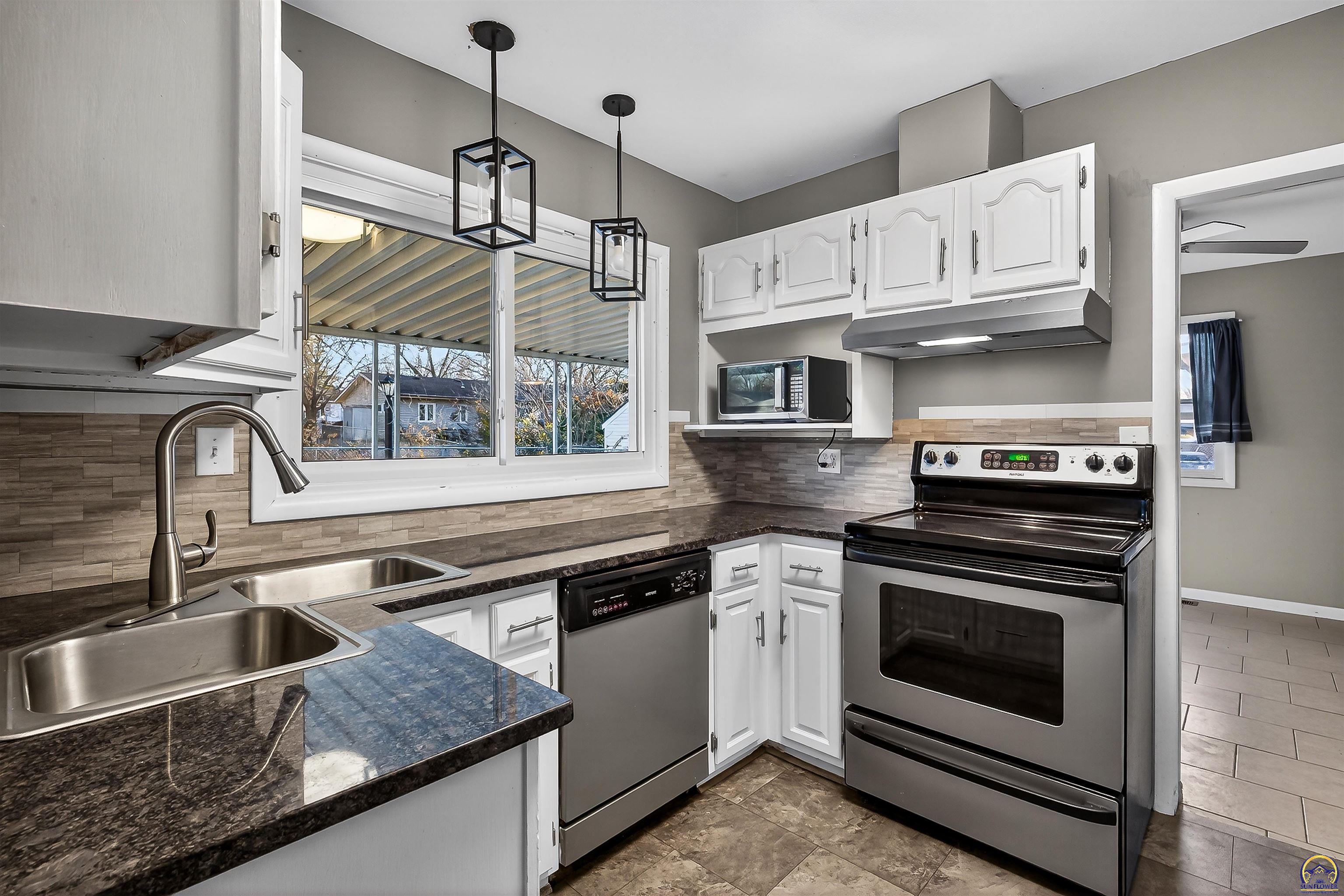 5631 Southwest 17th Terrace Topeka, KS 66604 - Photo 2 of 19