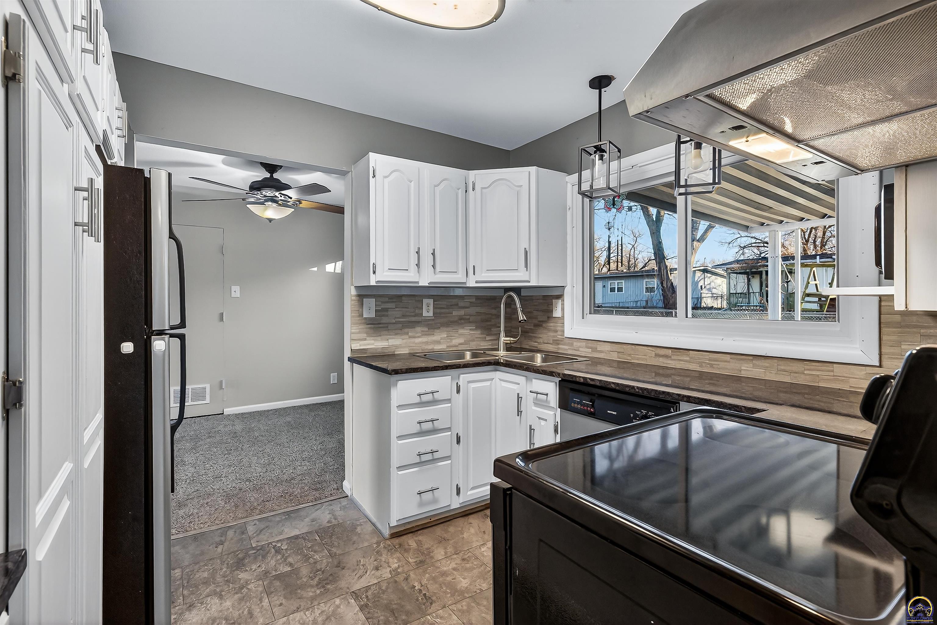 5631 Southwest 17th Terrace Topeka, KS 66604 - Photo 3 of 19