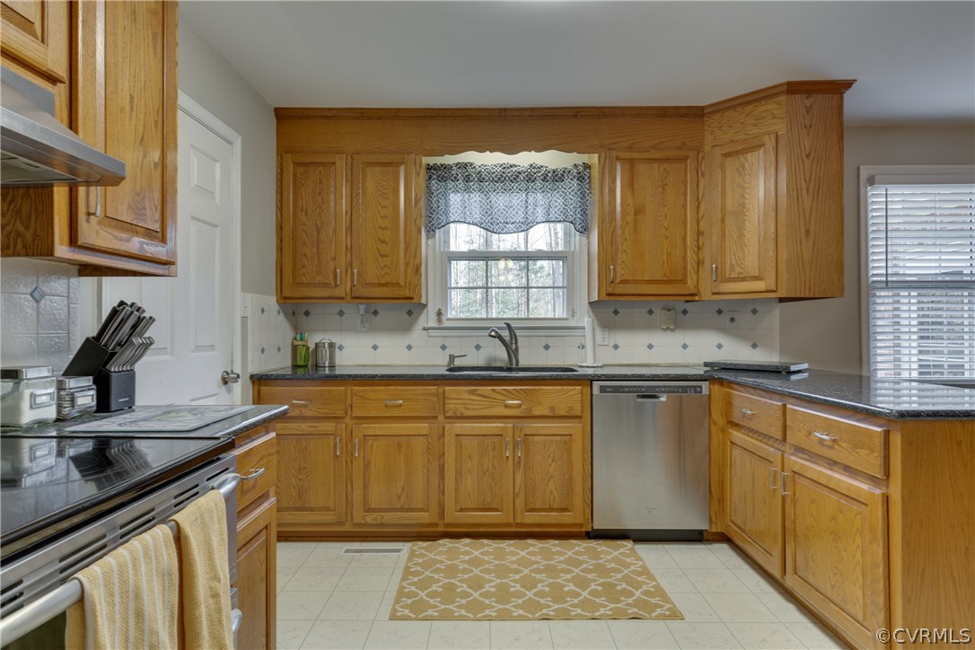 20009 White Oak Road Sutherland, VA 23885 - Photo 3 of 31 Tiled kitchen with lots of cabinet space, granite