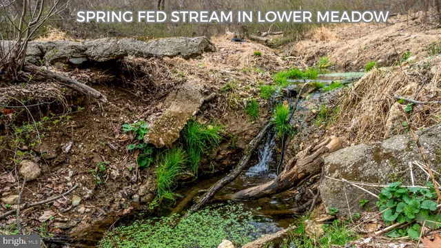 a sign of golf club on a wall