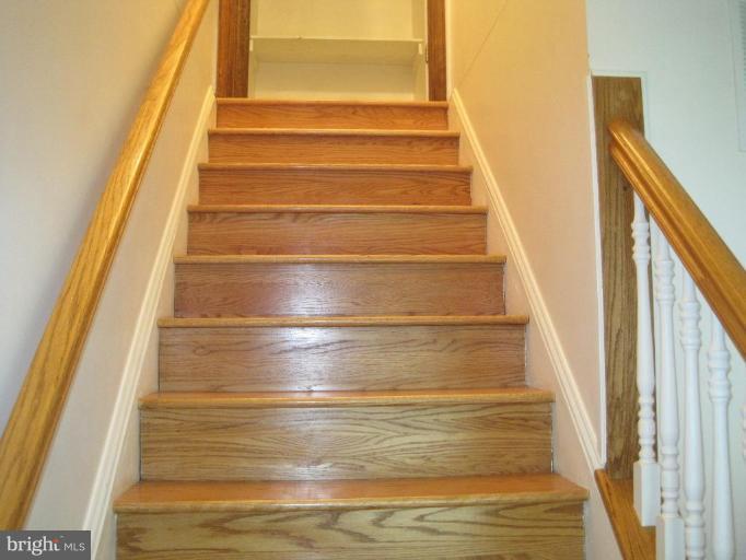 890 Siler Road Winchester, VA 22603 - Photo 9 of 10 Staircase