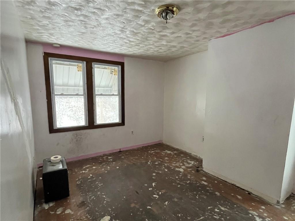 611 Singer Place Pittsburgh, PA 15221 - Photo 7 of 7 an empty room with a window