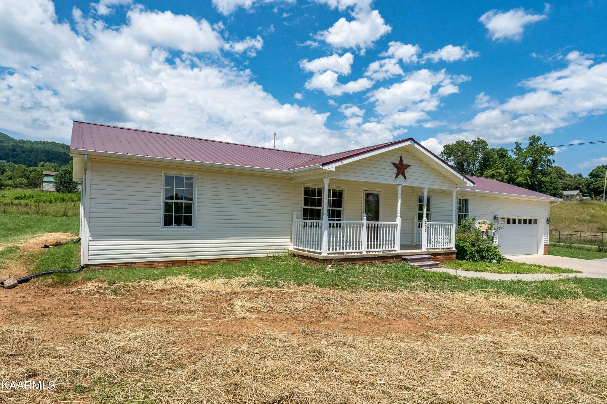 212 George Bowers Road Elizabethton, TN 37643 - Photo 4 of 49 a front view of house with yard