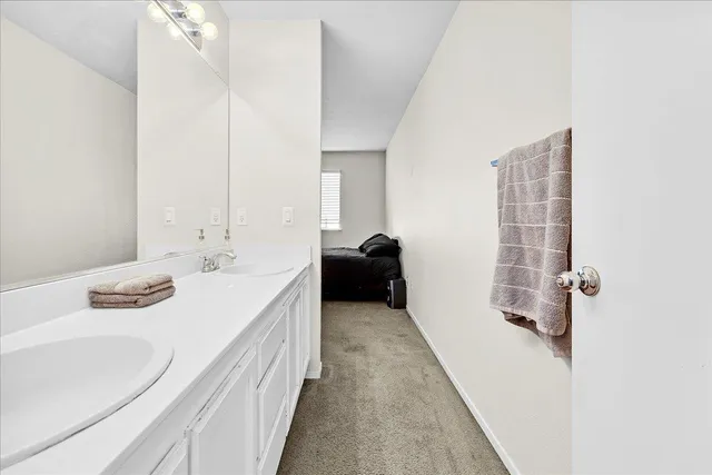 a en suite bathroom with a double vanity sink and mirror