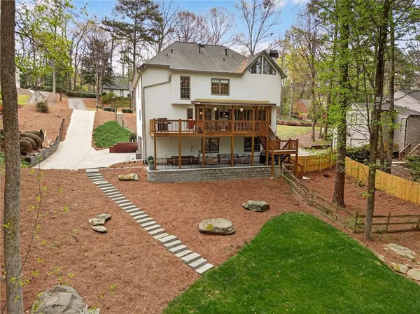a view of a house with a yard