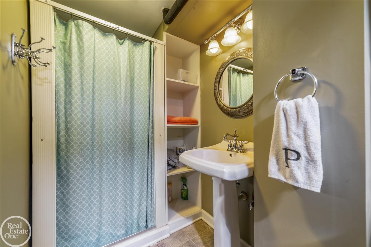 69 Moran Road Grosse Pointe, MI 48236 - Photo 35 of 44 50003422-34.JPG