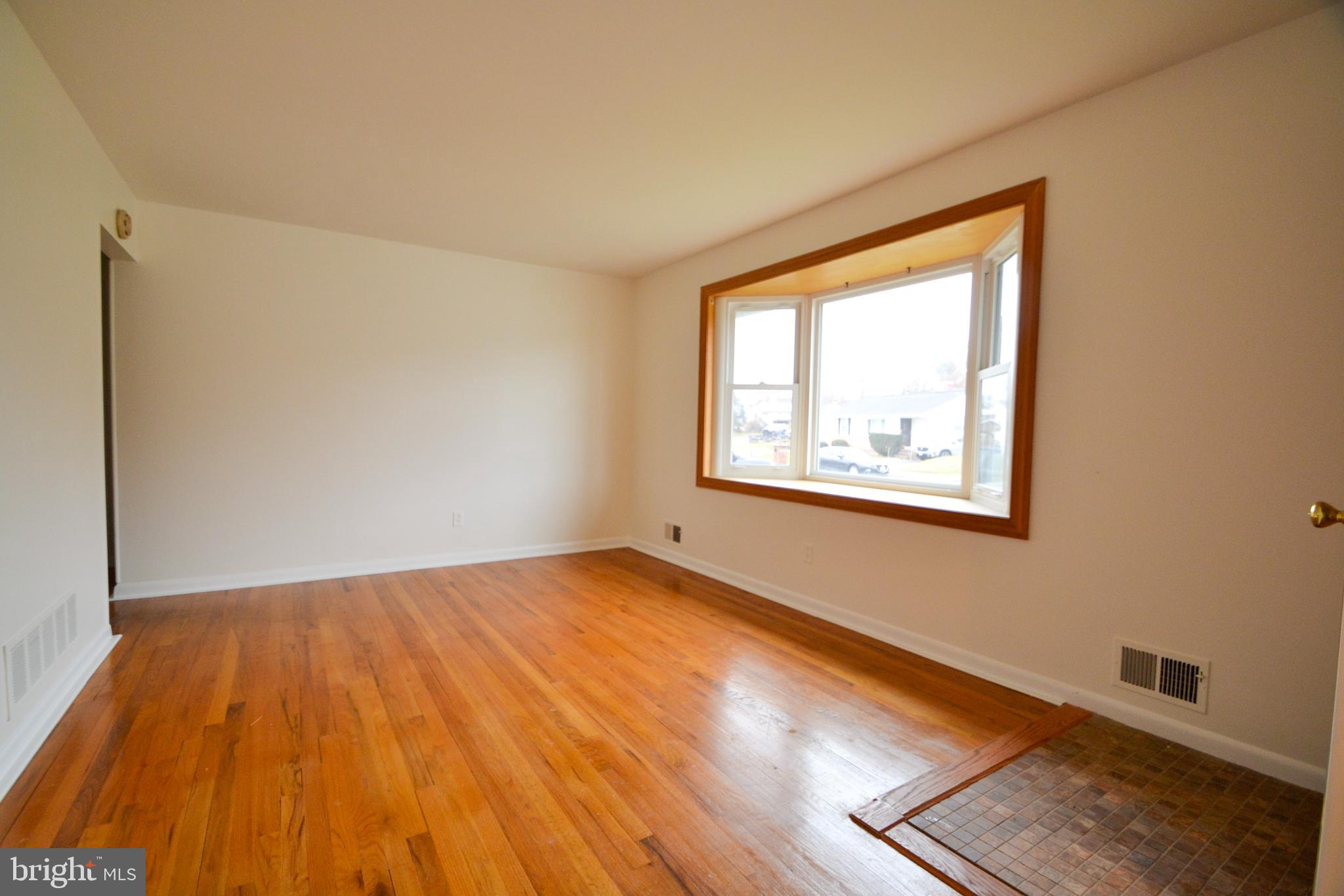 6821 Lenbern Road Gwynn Oak, MD 21207 - Photo 3 of 24 Living room