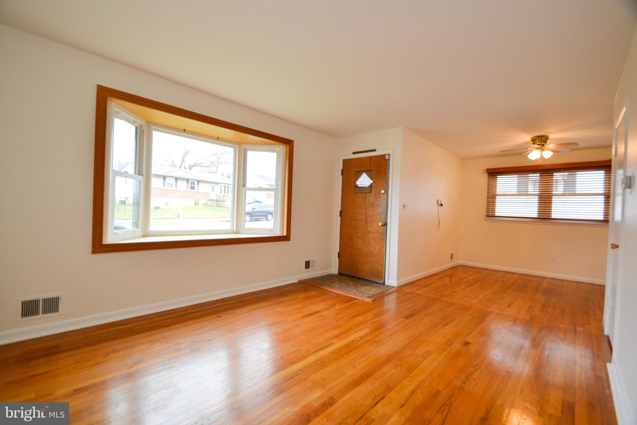 6821 Lenbern Road Gwynn Oak, MD 21207 - Photo 4 of 24 Living room