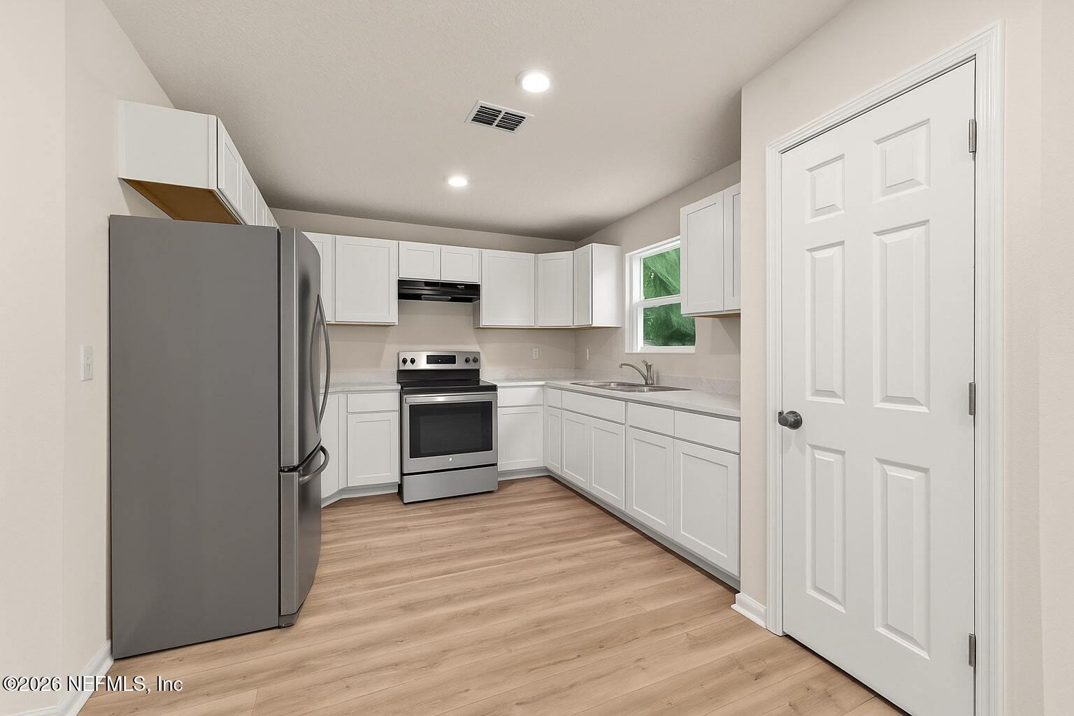 4296 Gilbert Street Jacksonville, FL 32207 - Photo 13 of 30 Kitchen with appliances