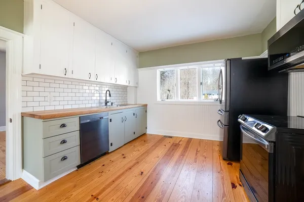$2,300 | 5 Maple Avenue, Unit 1, North Oxford, MA 01537