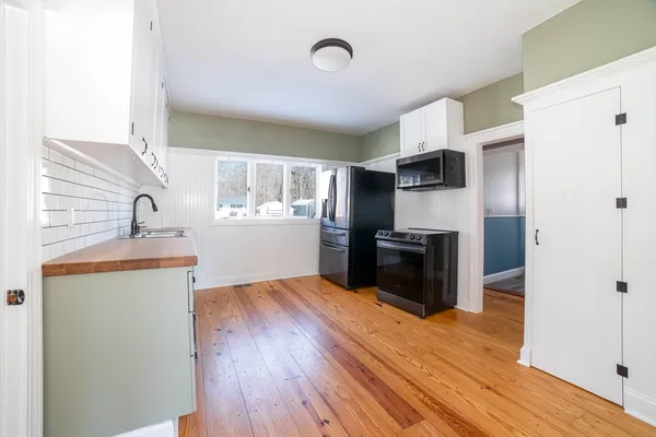 $2,300 | 5 Maple Avenue, Unit 1, North Oxford, MA 01537