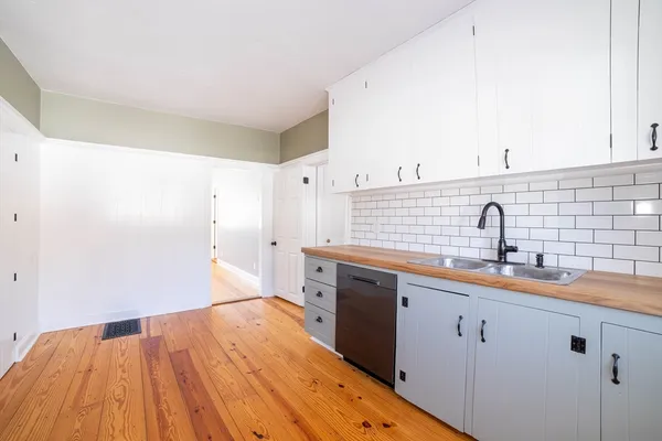 $2,300 | 5 Maple Avenue, Unit 1, North Oxford, MA 01537