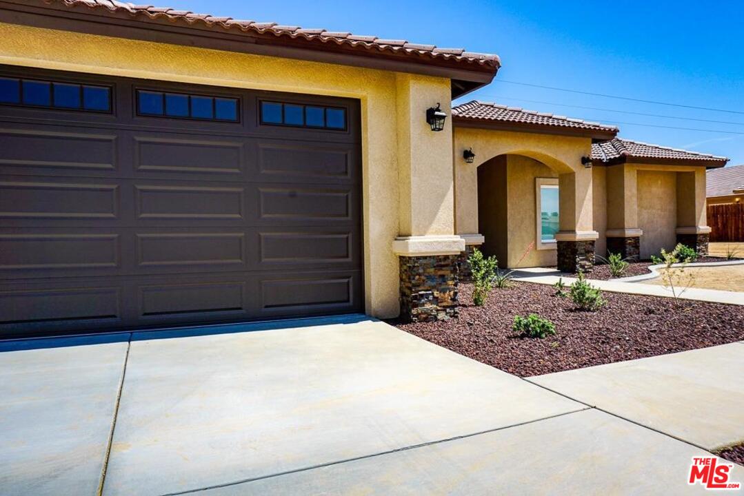 10993 Mohawk Road Apple Valley, CA 92308 - Photo 2 of 20