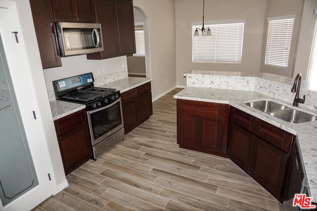 10993 Mohawk Road Apple Valley, CA 92308 - Photo 3 of 20