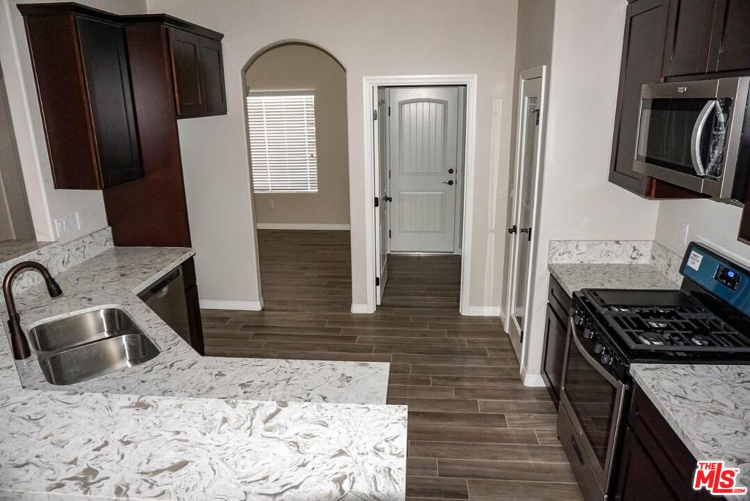 10993 Mohawk Road Apple Valley, CA 92308 - Photo 5 of 20