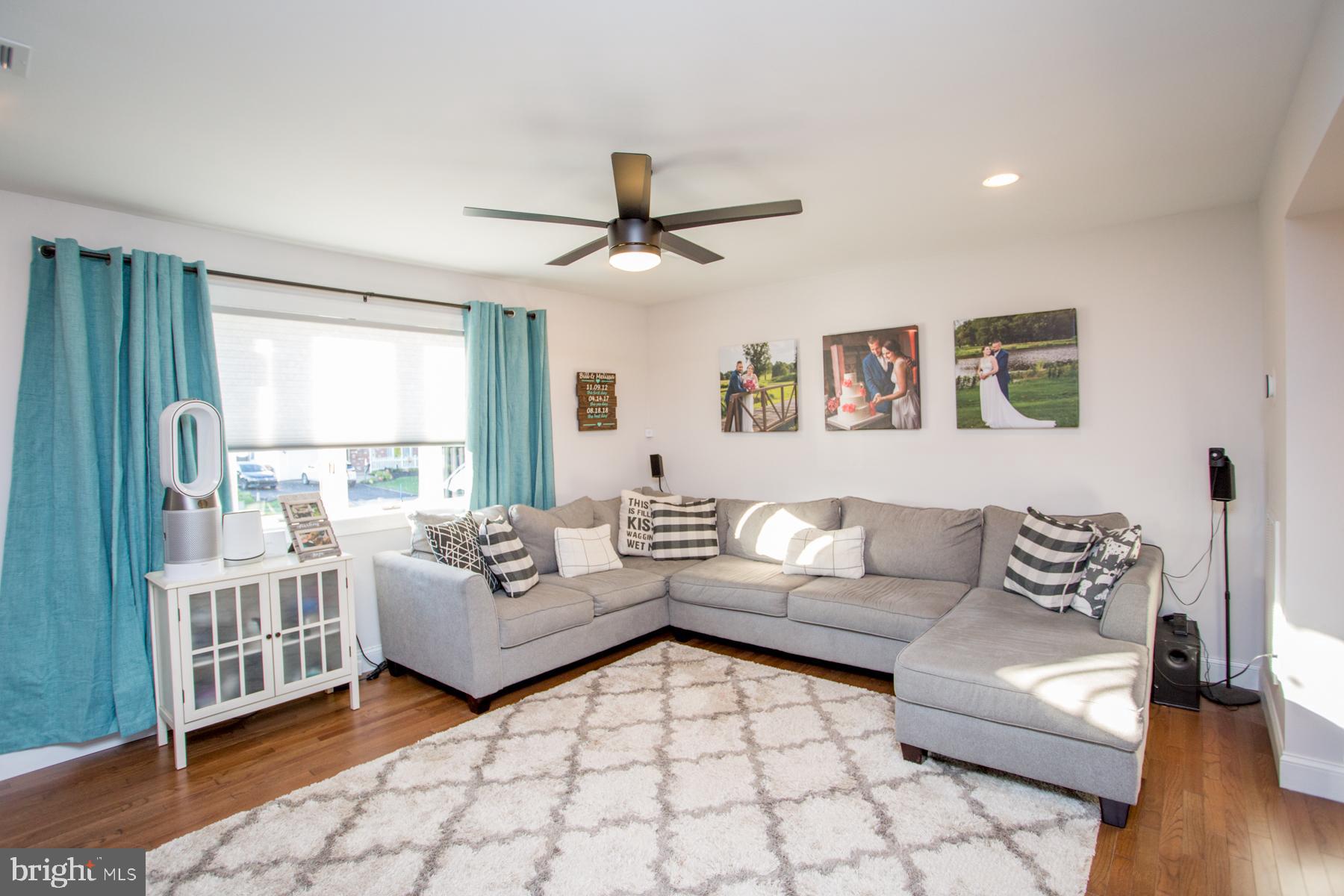 271 Parry Road Warminster, PA 18974 - Photo 4 of 32 Living Room
