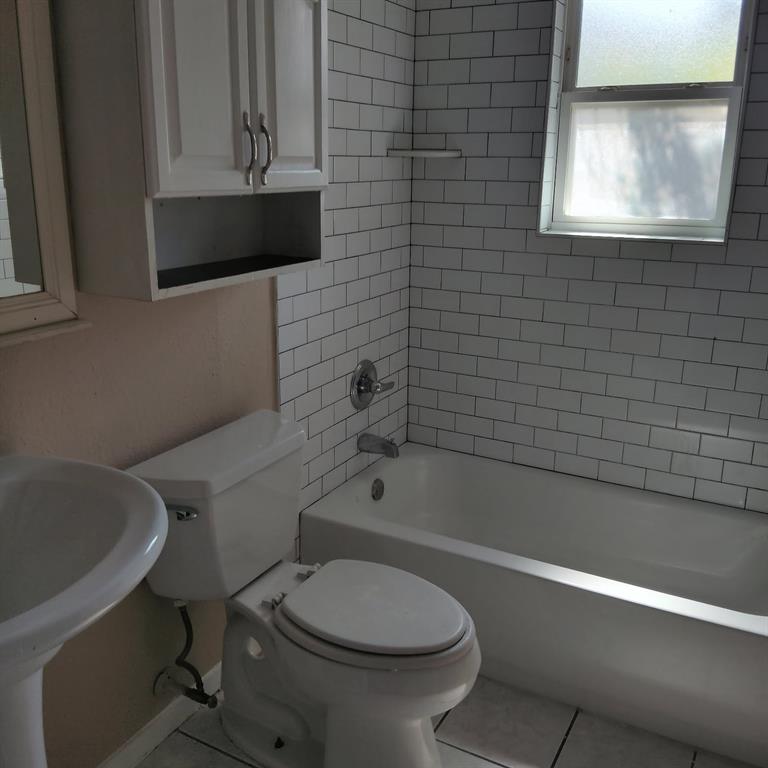 913 Irwin Drive Hurst, TX 76053 - Photo 7 of 8 a bathroom with a toilet a sink and bathtub