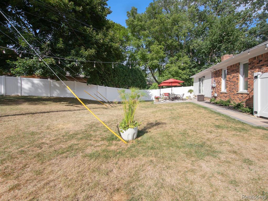 240 Maplehill Road Rochester Hills, MI 48306 - Photo 9 of 35
