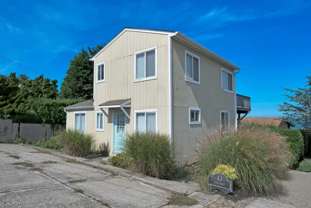 a view of backyard of the house