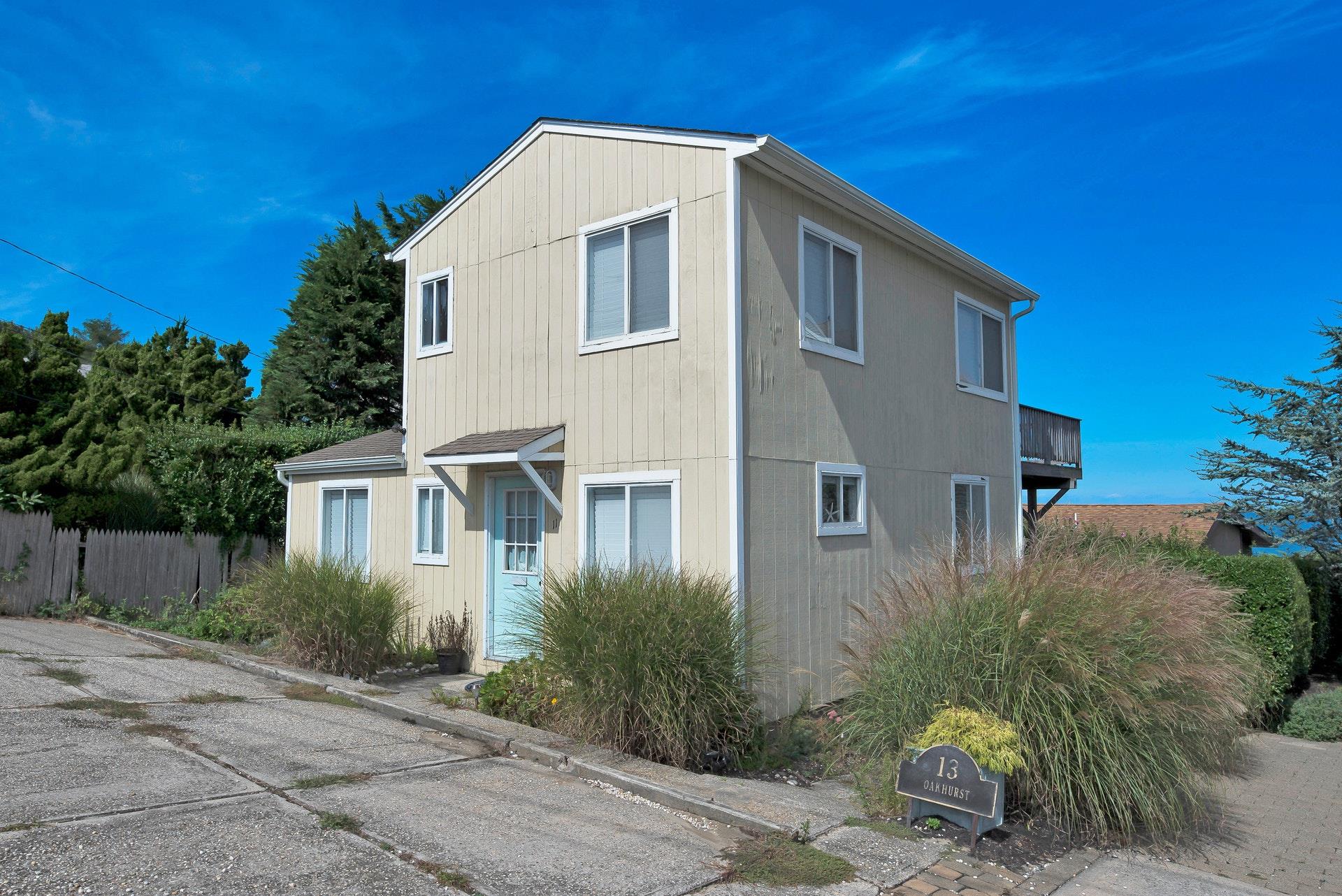 a view of backyard of the house