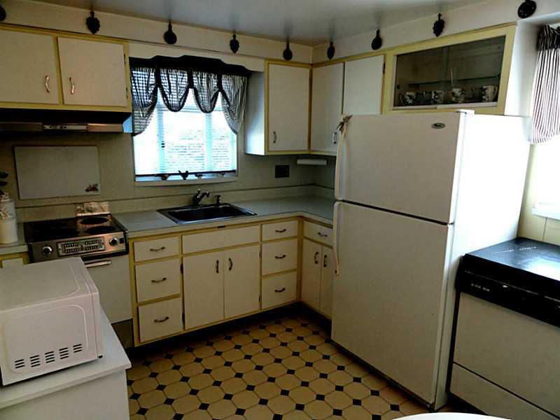 711 McCoy Road McKees Rocks, PA 15136 - Photo 8 of 17 Kitchen.