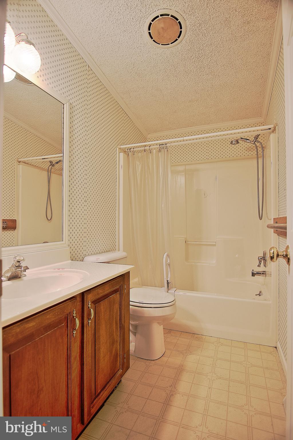 242 Congo-Niantic Road Barto, PA 19504 - Photo 19 of 29 Full/Hall Bath
